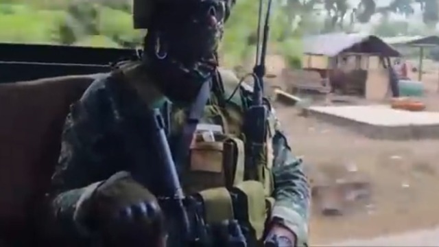 极端分子与菲律宾军方爆发枪火械斗，以绑架游客来换取谈判筹码