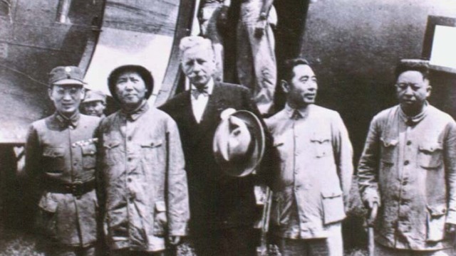 1945年8月28日，毛泽东率领中国共产党代表团从延安飞抵重庆
