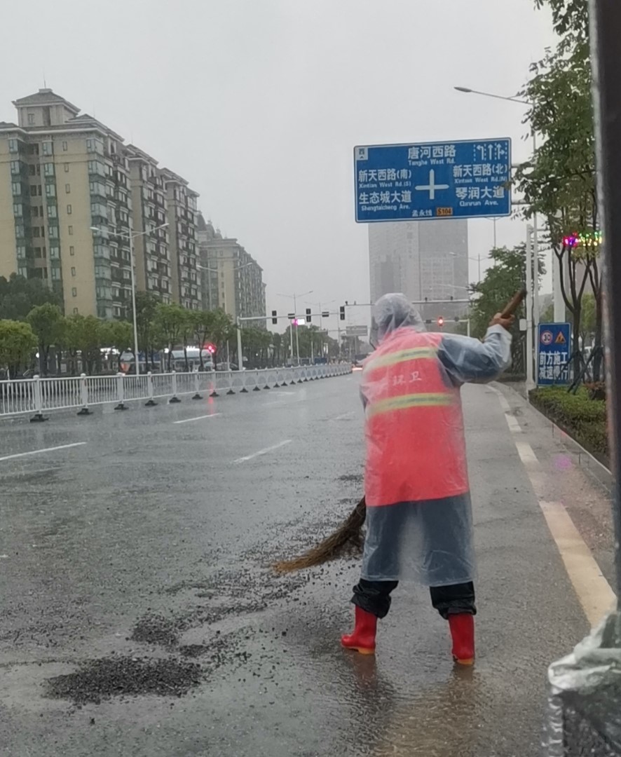恶劣天气袭击武汉 城管全员上路多举措应对 恢复城市环境秩序