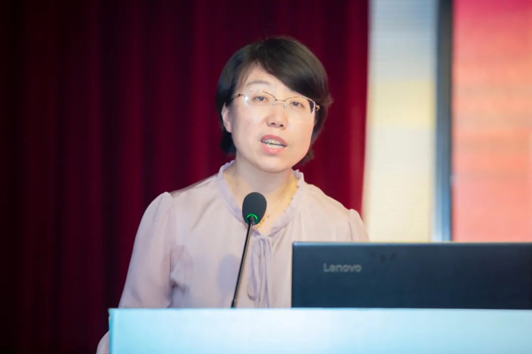 党委副书记梁红娟宣读表彰决定