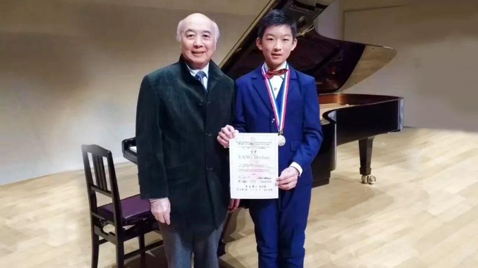 比起仅传授钢琴技艺钢秦大师但昭义更愿把音乐本身留在孩子心中