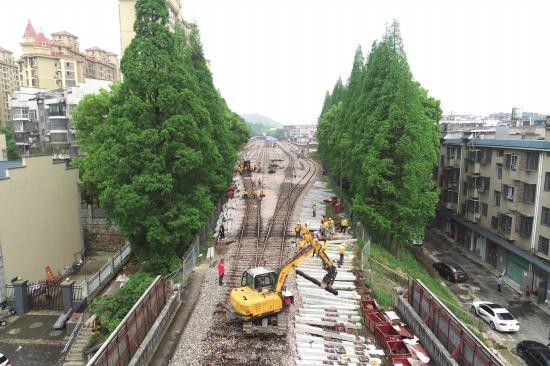 ▲韶山站内道岔施工现场。图 / 受访者供图