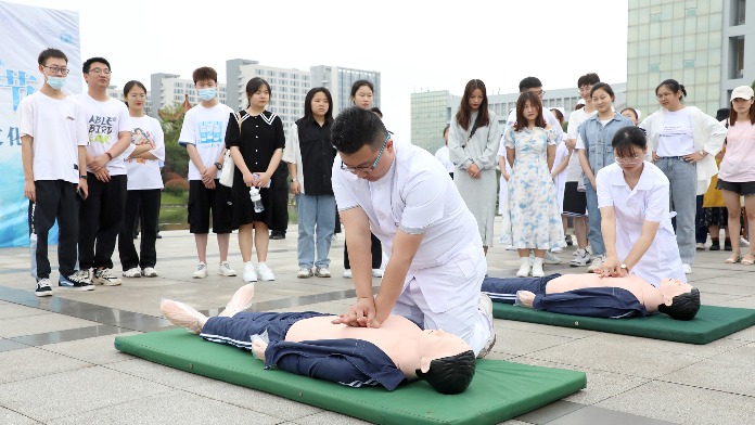 江西科技学院举行“5·12”国际护士节暨第一届医学文化节活动