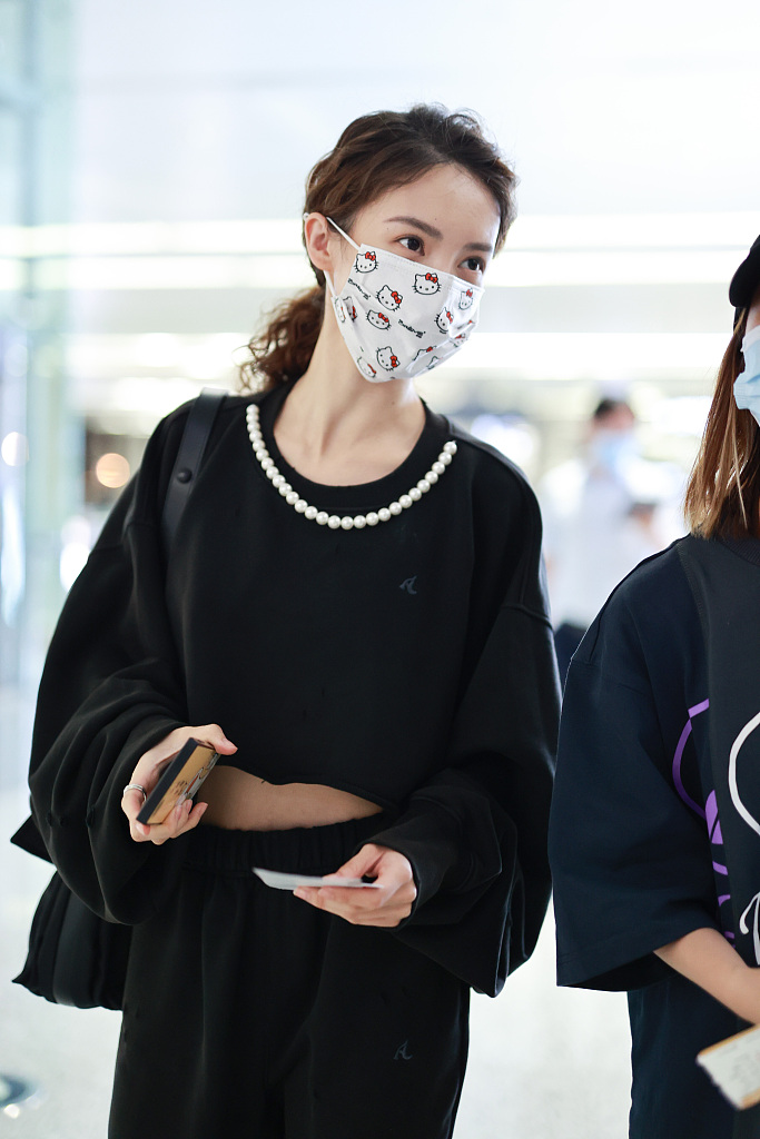 金晨扎低马尾口罩遮面笑眼弯弯,穿黑色套装休闲随性尽显好身材_凤凰网