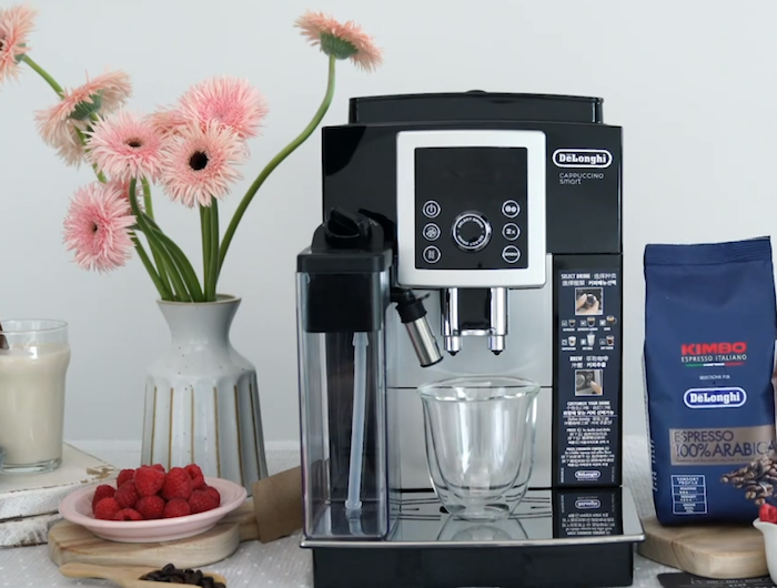 如果手磨咖啡难度太高,可以选择全自动咖啡机。图为德龙D9全自动咖啡机,可制作16款饮品。