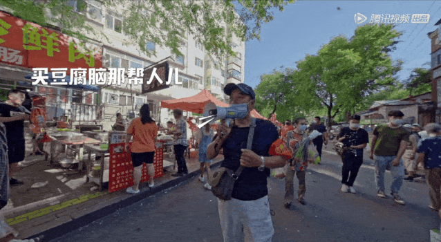 △ 哈尔滨人排队买豆腐脑儿。图by 美食纪录片《早餐中国》第三季