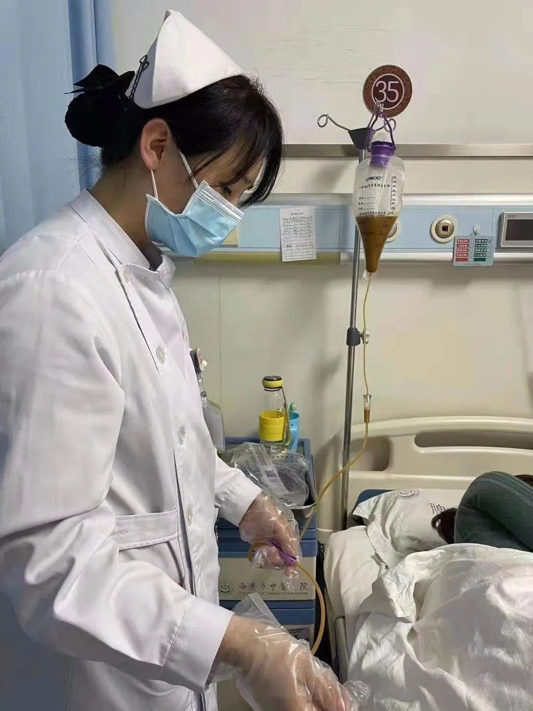 西安市中医医院：将青春藏在燕尾帽下 用爱心对待每位患者