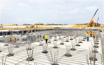 5月12日，湛江湾实验室龙王湾研发基地一期项目施工现场，正在进行筏板钢筋安装。本报记者 刘冀城 通讯员 吕彦东 摄