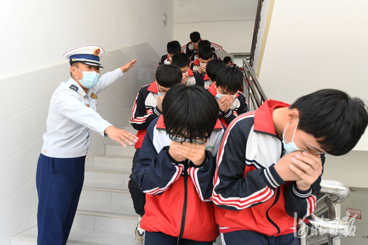 2021年5月11日,河北省石家庄新乐市荟文中学学生在消防人员指导下进行进行紧急疏散演练。通讯员贾敏杰摄影报道