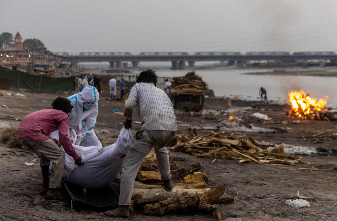恒河出现超过100具新冠患者浮尸,印度地方政府撒网捞尸