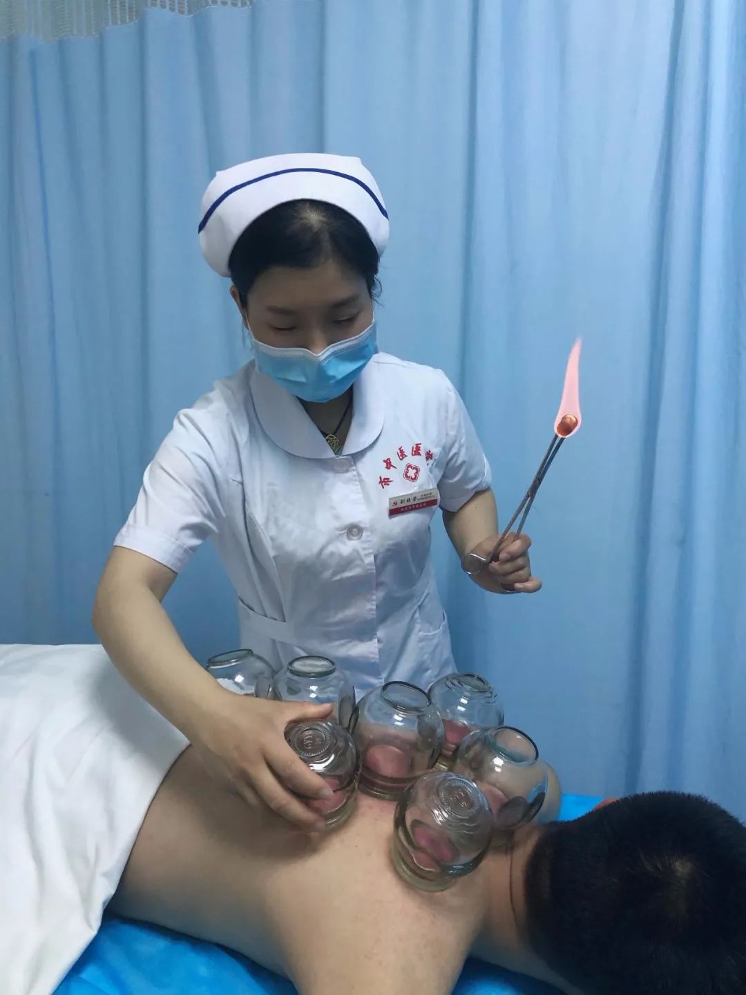 西安市中医医院：将青春藏在燕尾帽下 用爱心对待每位患者