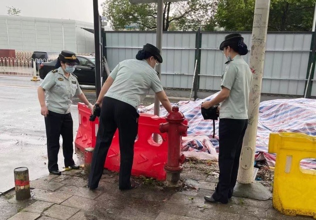 闻令而动 冒雨而行 市区城管部门全员上路积极应对极端天气 恢复城市环境秩序