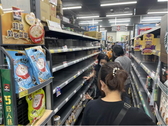 台湾疫情升温防疫警戒升至三级卖场泡面瞬间被抢空