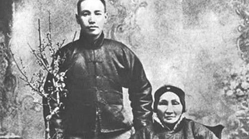 当年的黄金荣地位有多高？蒋介石都曾拜入他的门下