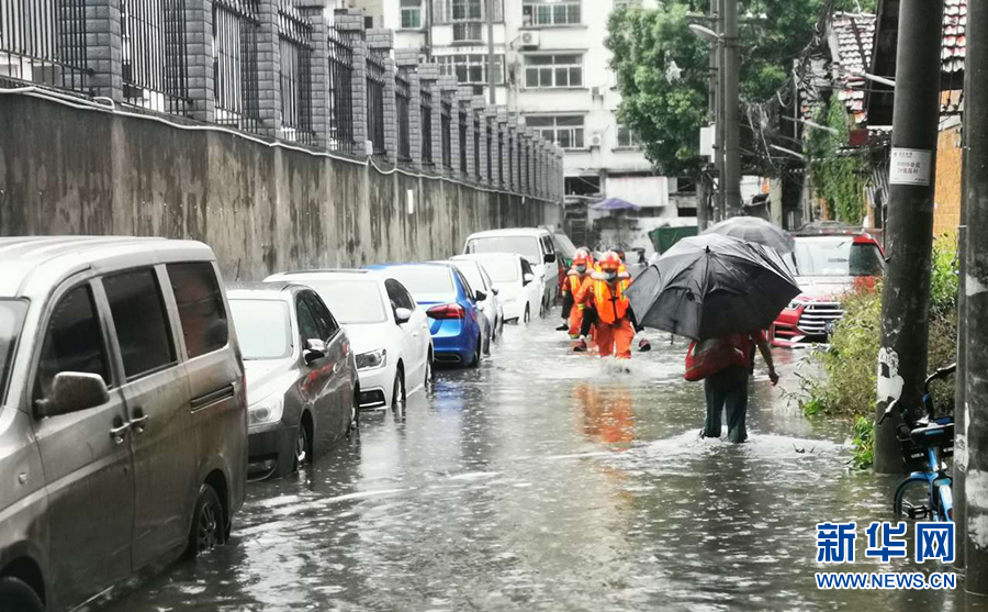5月10日，武汉迎来强降雨，消防部门紧急出动积极应对极端天气。新华网发
