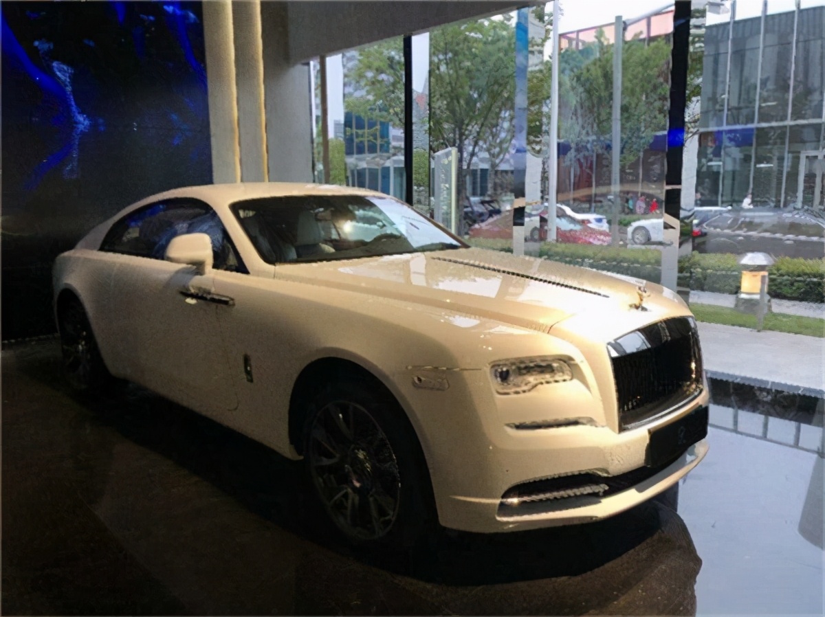 劳斯莱斯魅影白色豪华跑车 轿跑奢华级别的存在