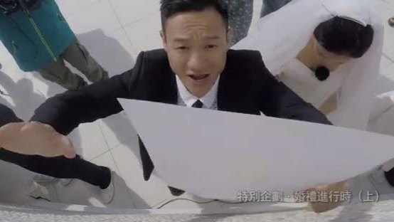 3对夫妻布置照片墙，杨威因身高问题贴不到高处