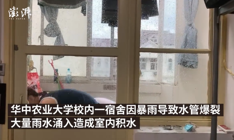 暴雨突袭武汉 高校学生宿舍内“抗洪”用盆向窗外泼水