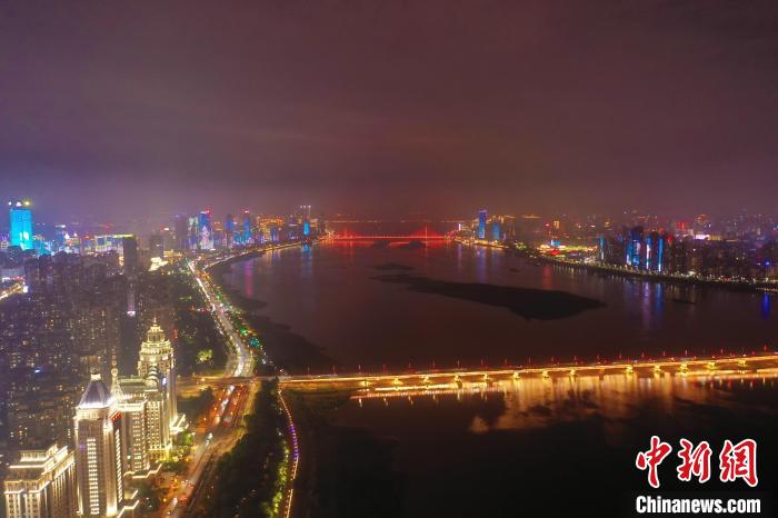 5月12日晚，夜幕降临的江西南昌夜景迷人，每天晚上赣江两岸都会上演绚丽的灯光秀表演。　刘占昆 摄