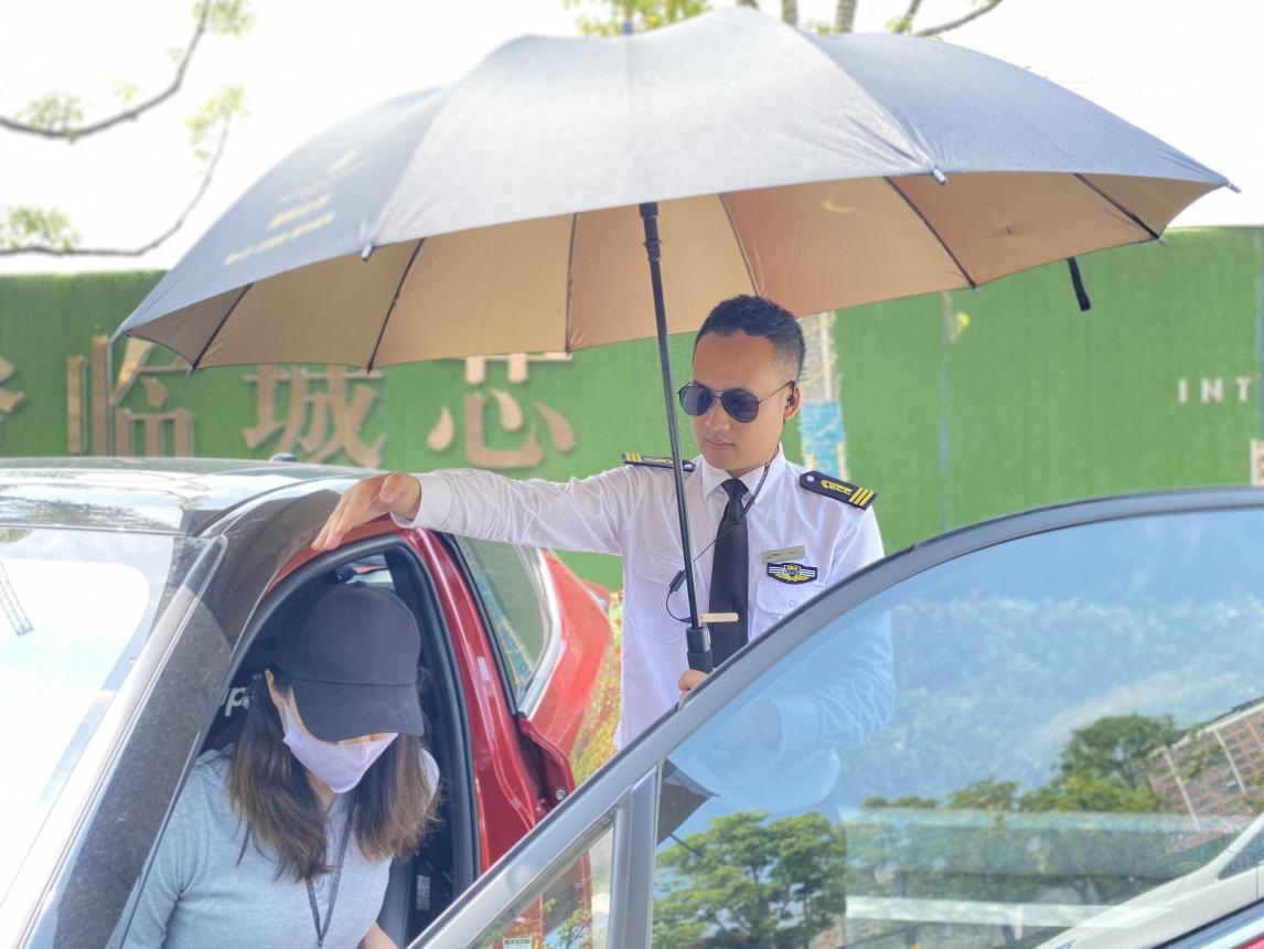 在服务期间,物业在客户下车的同时会进行撑伞,对客户车辆进行消毒做好