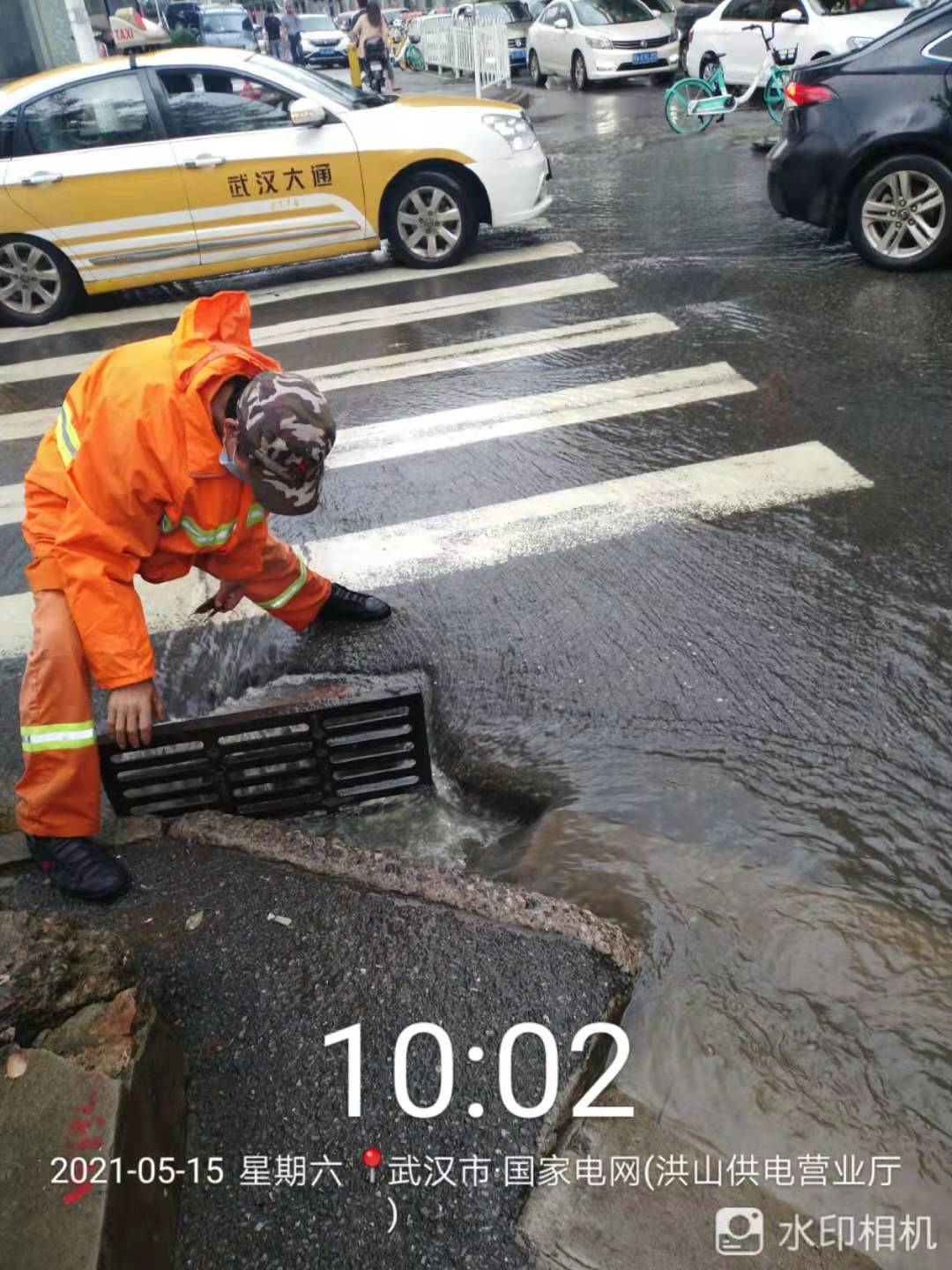 闻令而动 冒雨而行 市区城管部门全员上路积极应对极端天气 恢复城市环境秩序