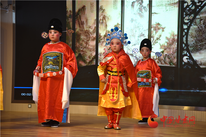 榆中县小学幼儿园的孩子参加艺术节活动