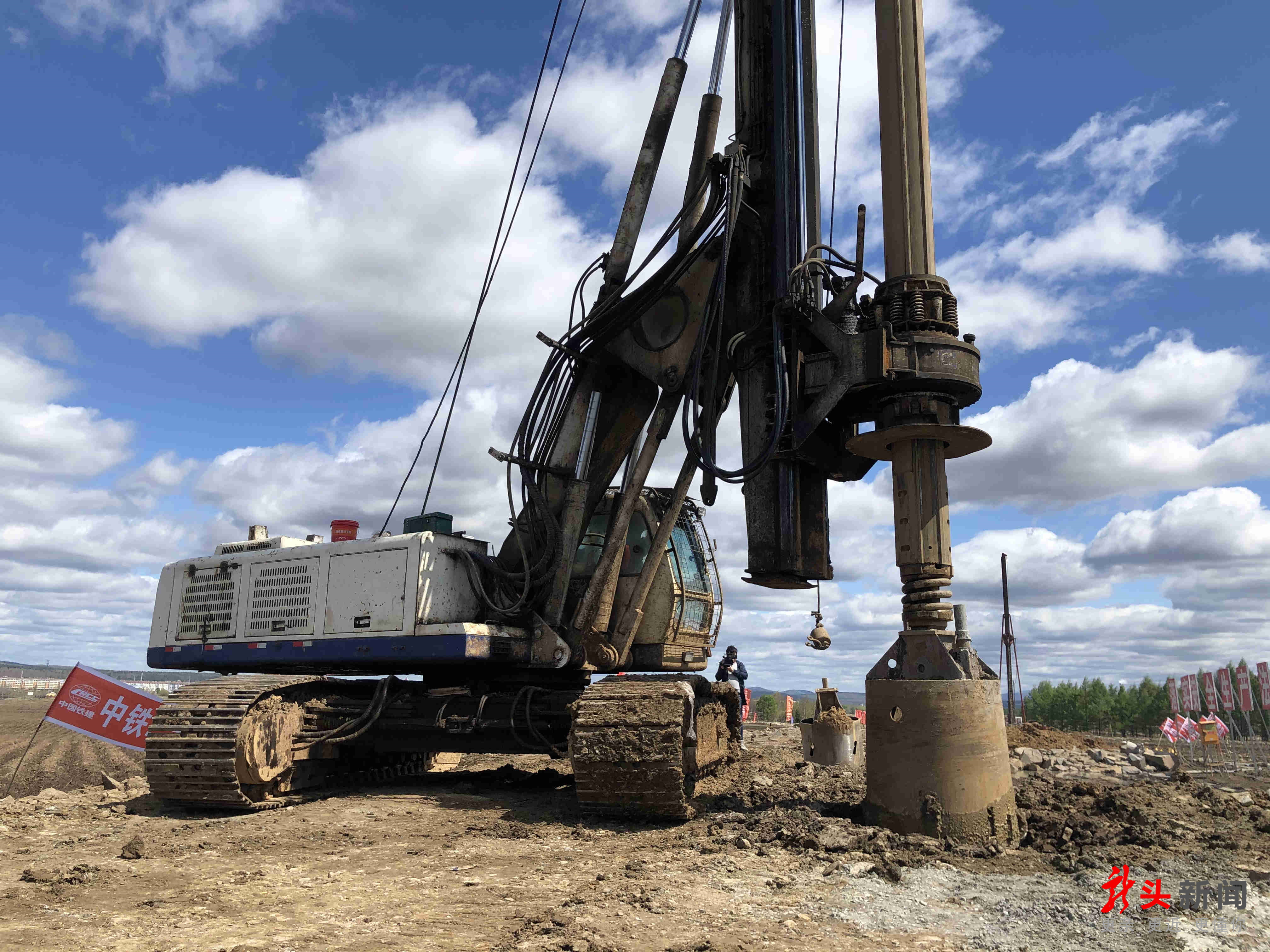 旋挖钻机进行钻孔桩作业在施工现场,技术员用gps进行钻孔桩定位,随后