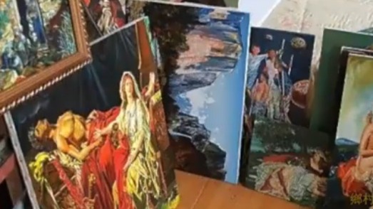 男子得知熊庆华还在坚持画画，他被带着强烈个人风格的创作所打动