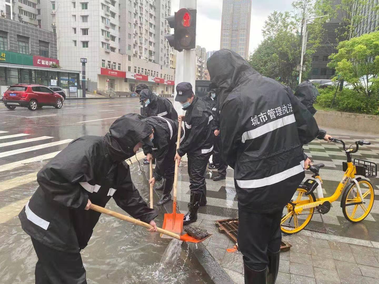 闻令而动 冒雨而行 市区城管部门全员上路积极应对极端天气 恢复城市环境秩序