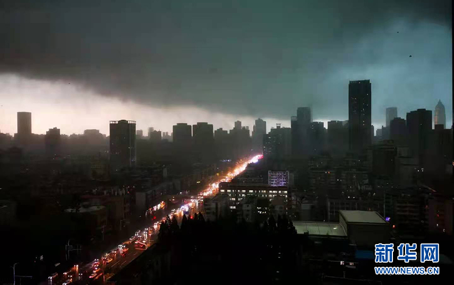 10日14时30分许，武汉市雷电暴雨来袭，顷刻间黑云压城，1小时雨量达到29.2毫米。新华网发