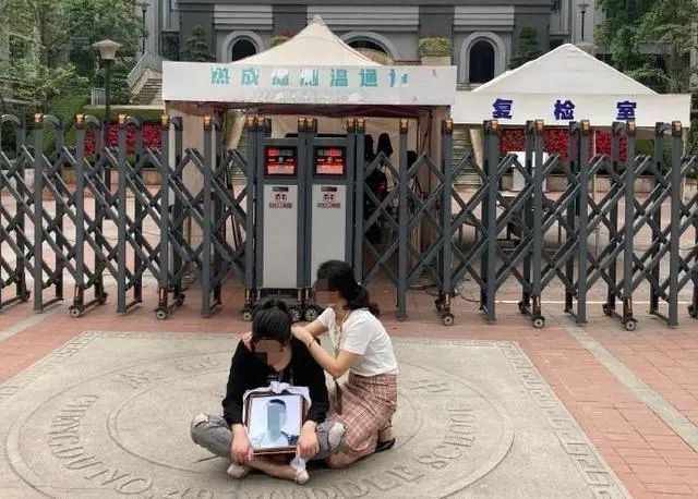 万博体育公司_苹果版APP下载:成都49中学生坠亡引质疑 新华每日电讯:校方通报避重就轻