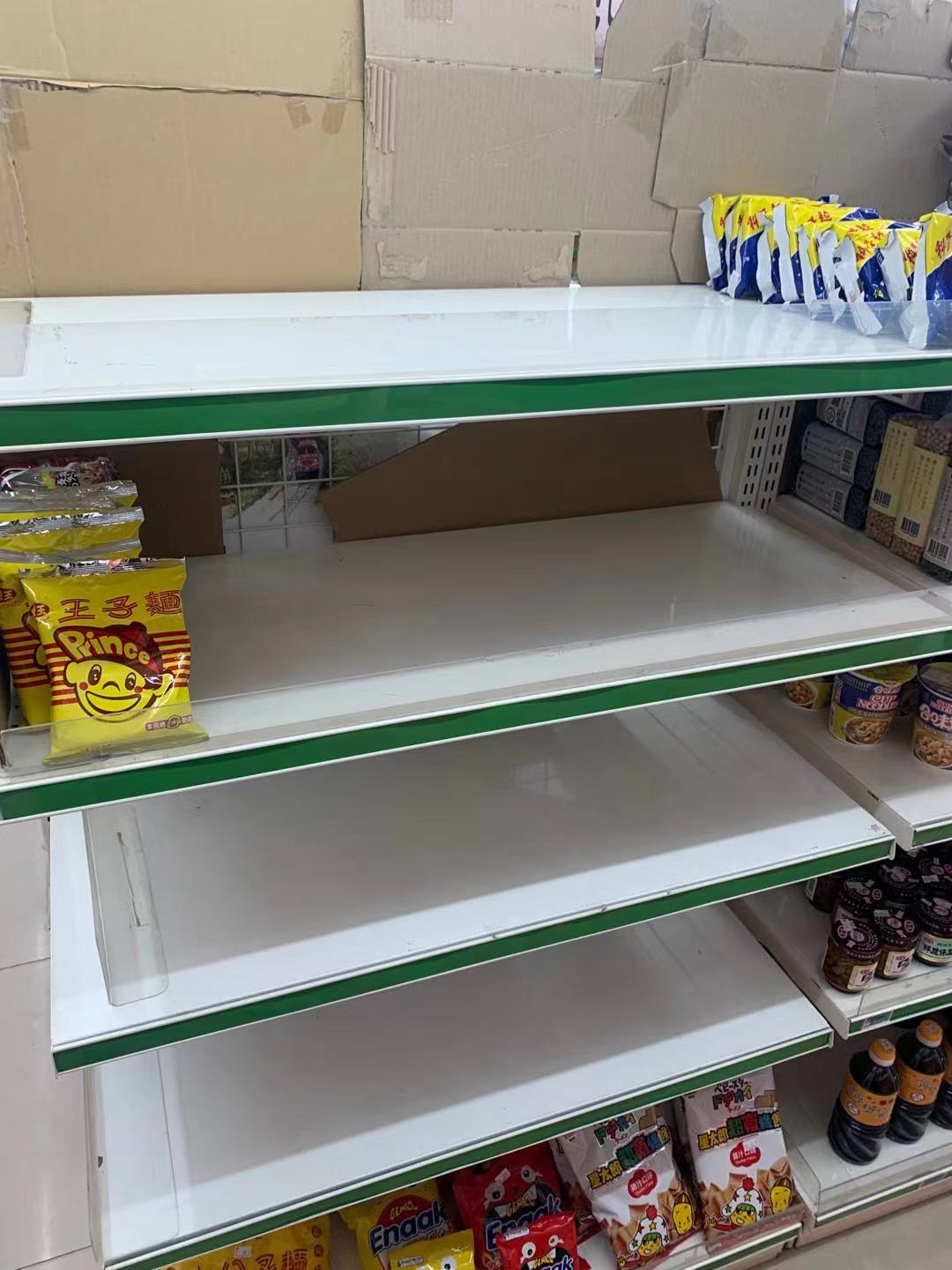 台湾防疫警戒已升至三级:多所高校实施封闭,超市货架被抢购一空