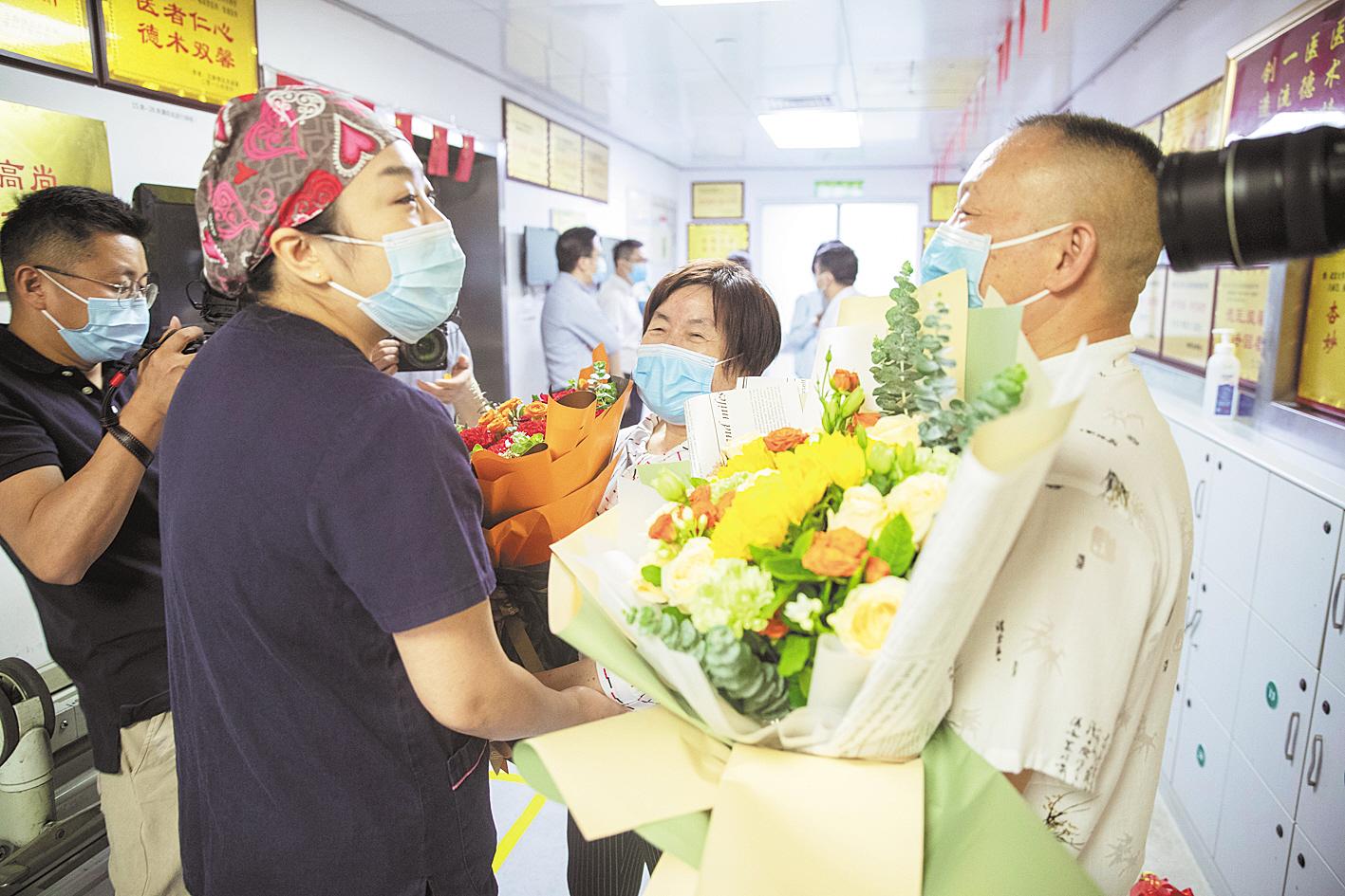 图为张翠萍（右二）和家人向重症医学科护士长王莎莎（左二）致谢。