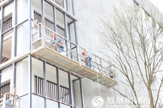 工人们正忙着装饰外墙