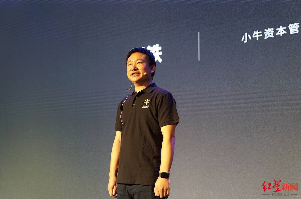 彭铁1976年出生于湖南邵阳乡村,先后就读于邵阳师范学校,湖南大学