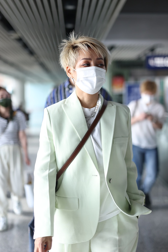 2021年5月10日,北京,宁静现身机场.