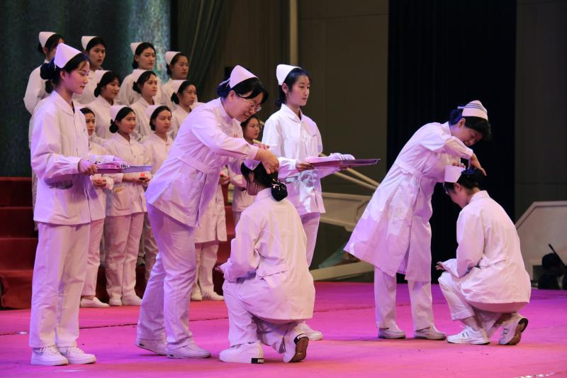 512国际护士节黄海学院举行文艺晚会暨授帽仪式