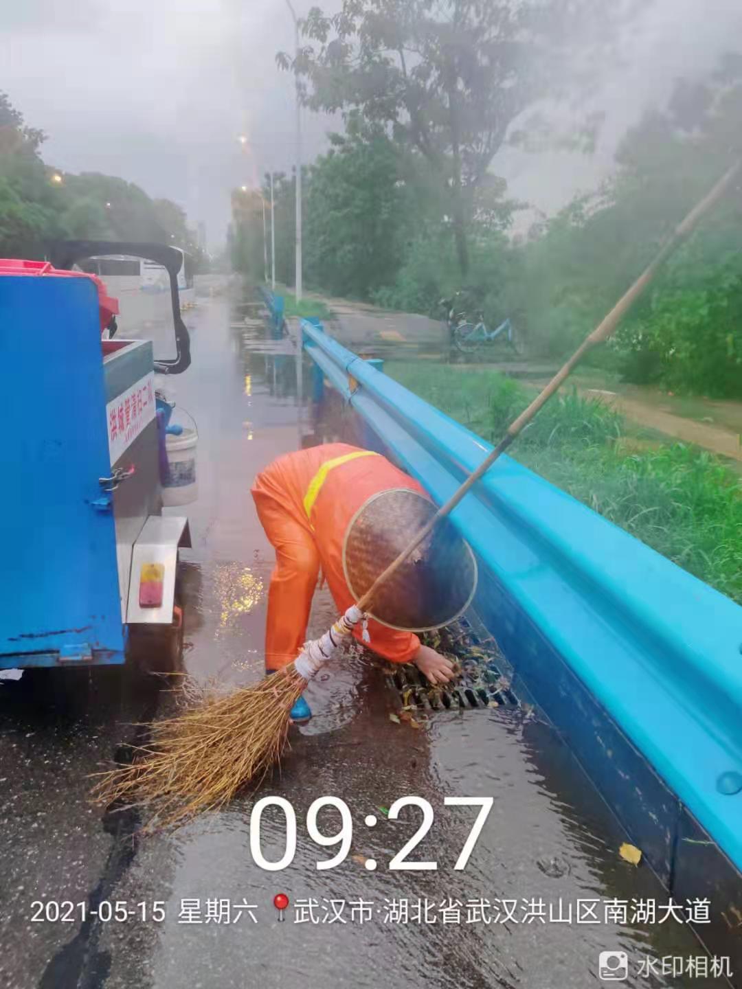 闻令而动 冒雨而行 市区城管部门全员上路积极应对极端天气 恢复城市环境秩序