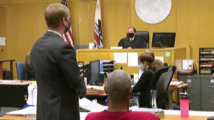 刺伤两名亚裔老人，男子声称有精神健康问题拒不认罪