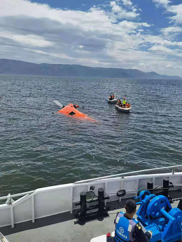 一直升机取水救火时意外坠入洱海 大理官方:正全力救援