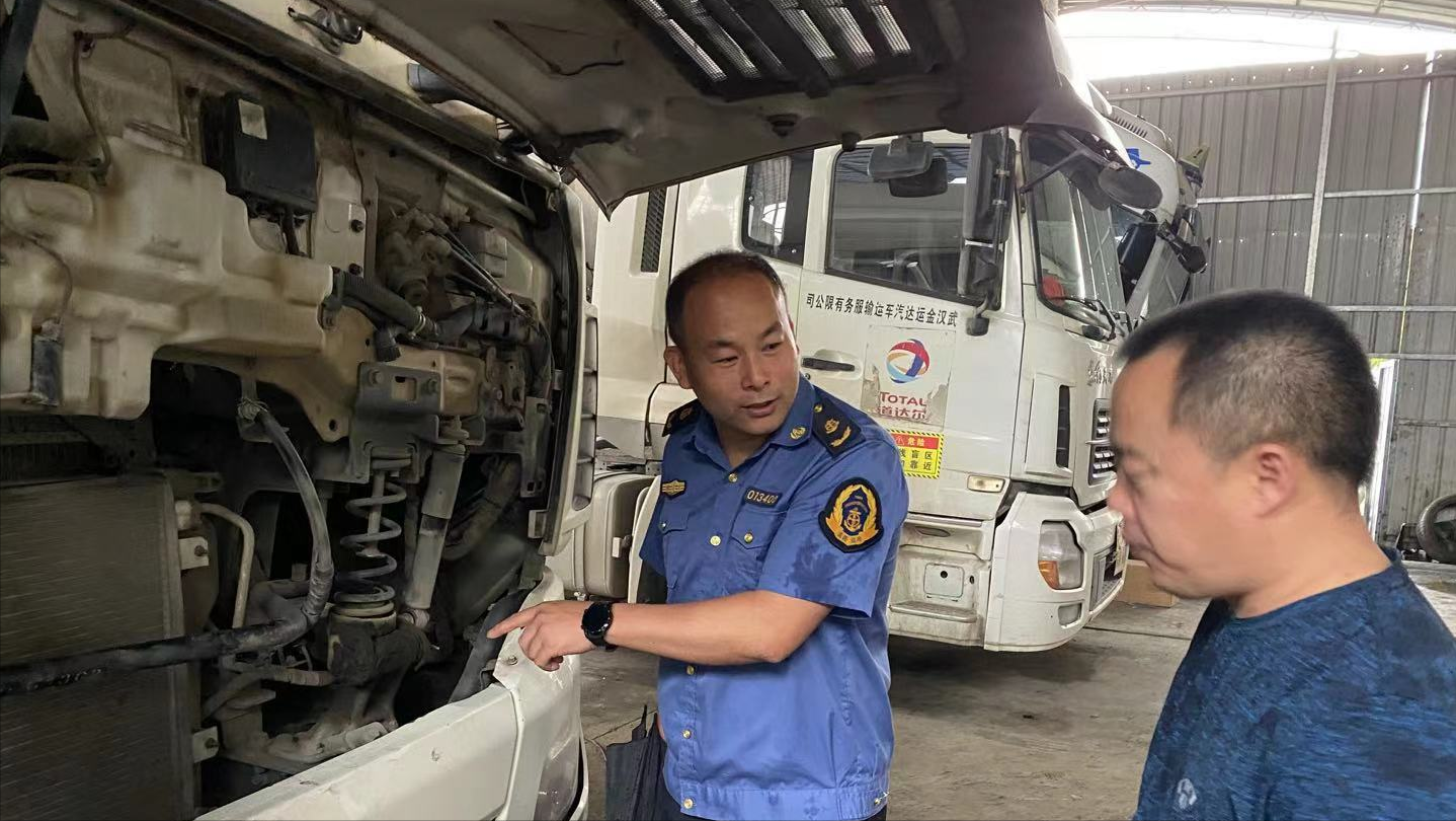 闻令而动 冒雨而行 市区城管部门全员上路积极应对极端天气 恢复城市环境秩序