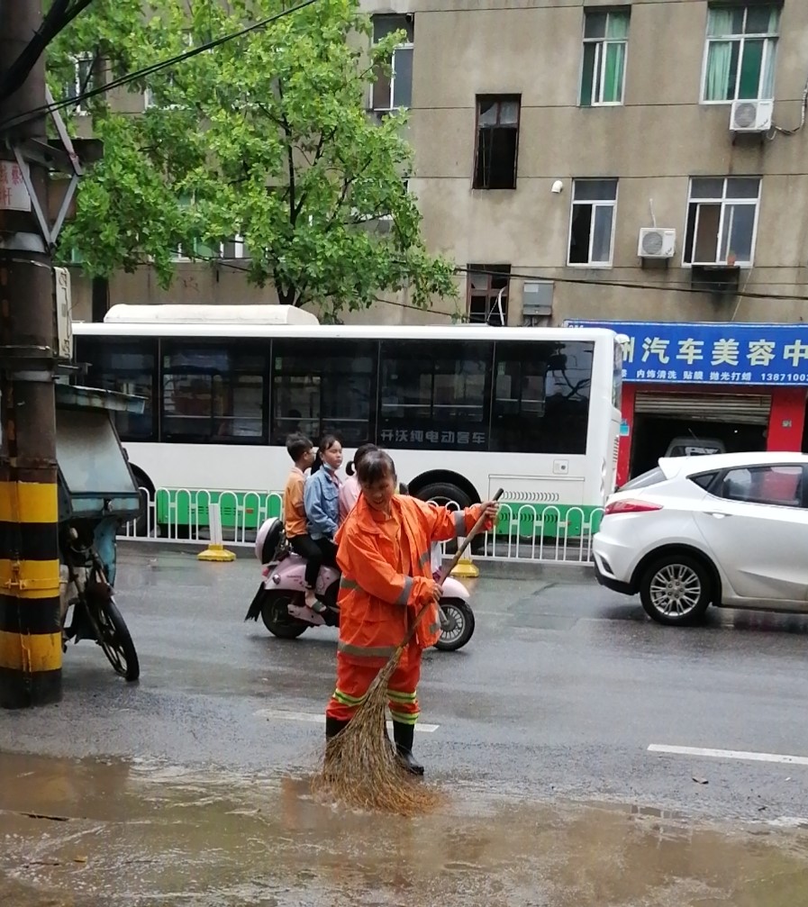 恶劣天气袭击武汉 城管全员上路多举措应对 恢复城市环境秩序