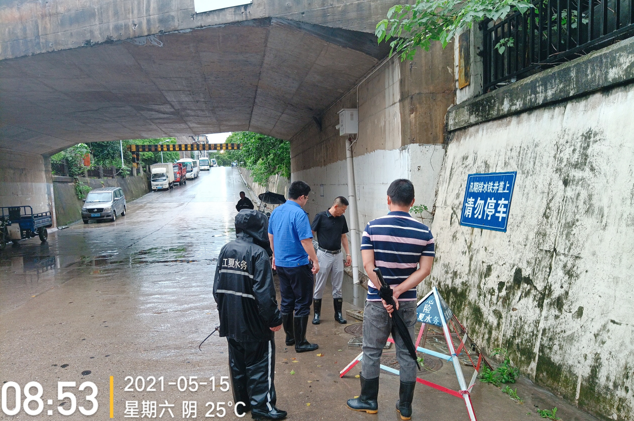 闻令而动 冒雨而行 市区城管部门全员上路积极应对极端天气 恢复城市环境秩序