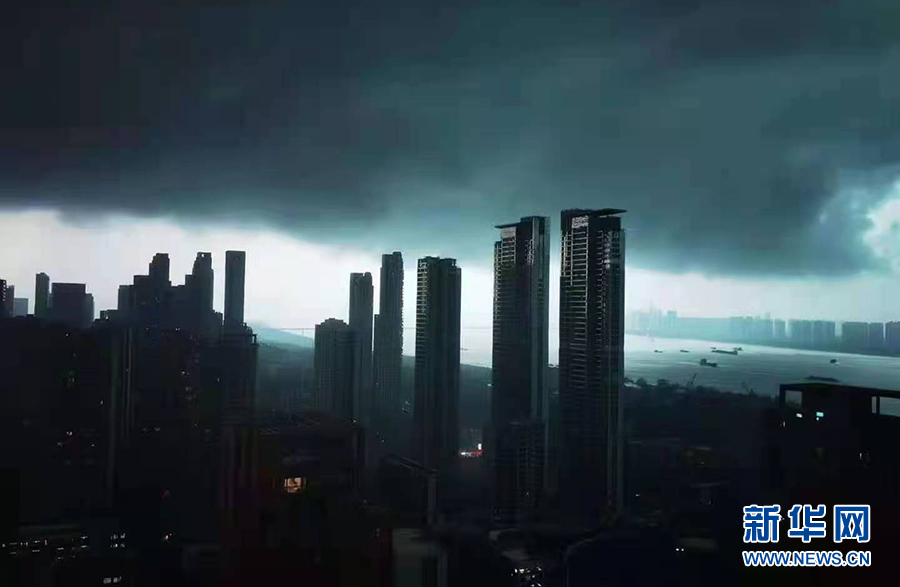 10日14时30分许，武汉市雷电暴雨来袭，顷刻间黑云压城，1小时雨量达到29.2毫米。新华网发 高超摄