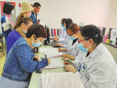 太原市宁化府社区联合棉花巷卫生服务中心建立临时接种点为市民接种疫苗。 本报记者翁剑摄