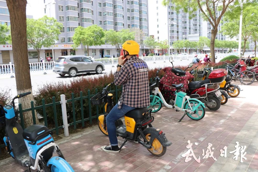 市民正在佩戴安全头盔