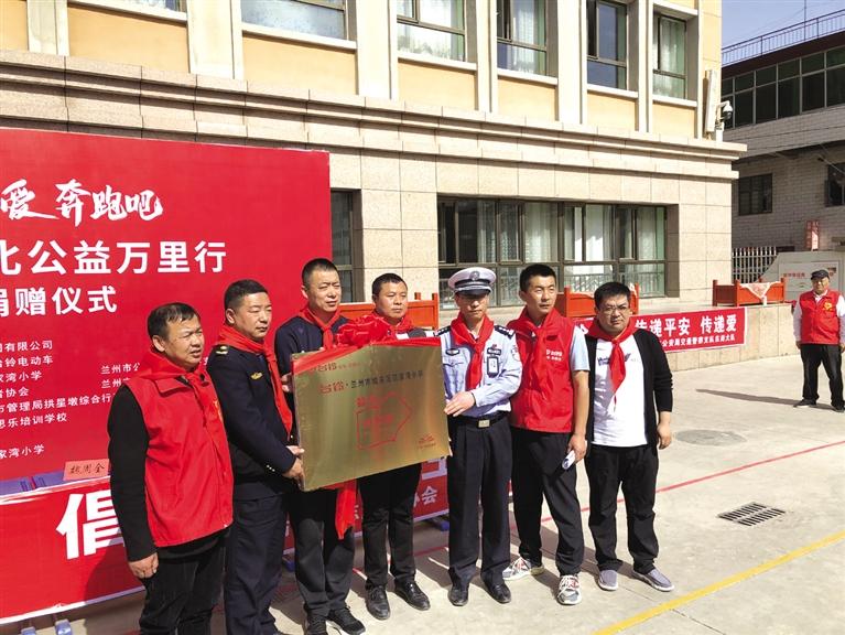 爱心人士为梦想图书馆揭牌