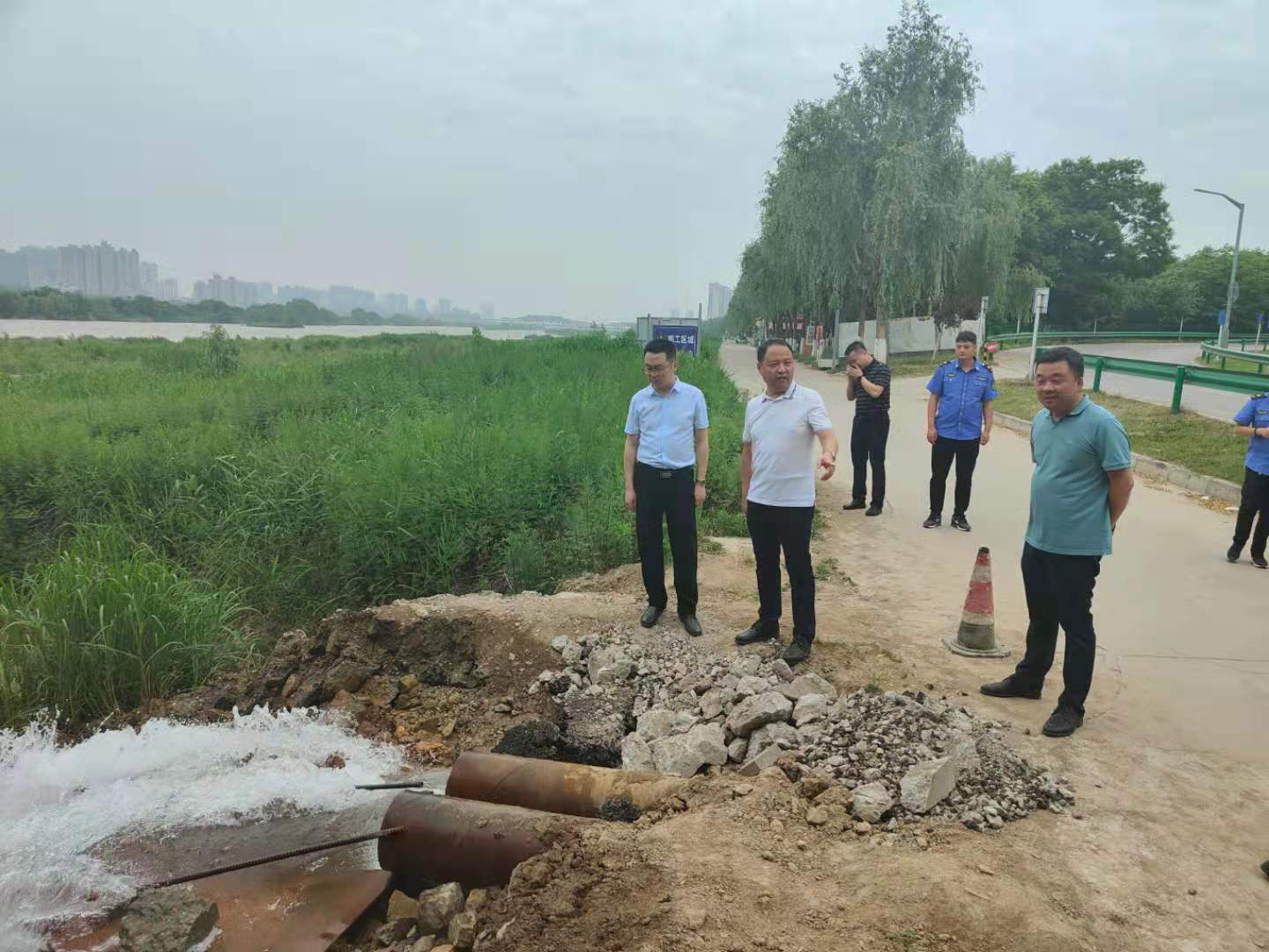 秦都区政府党组成员实地查看渭河南岸秦都段溢流口排水改善情况