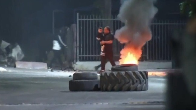 以色列犹阿民众暴发冲突：焚烧轮胎、打砸商店
