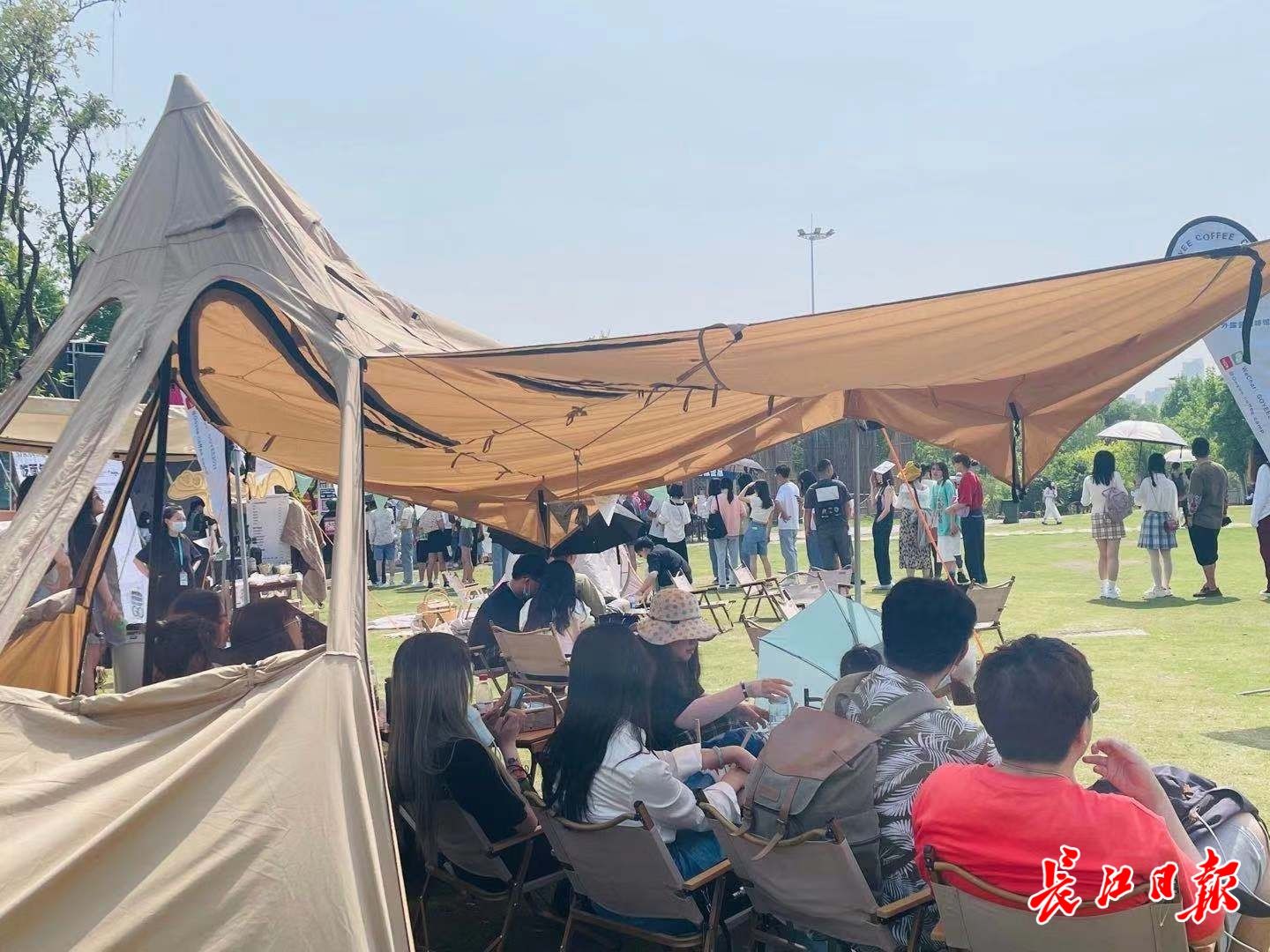 在帐篷下享受音乐的乐迷.长江日报记者范雅琴 摄